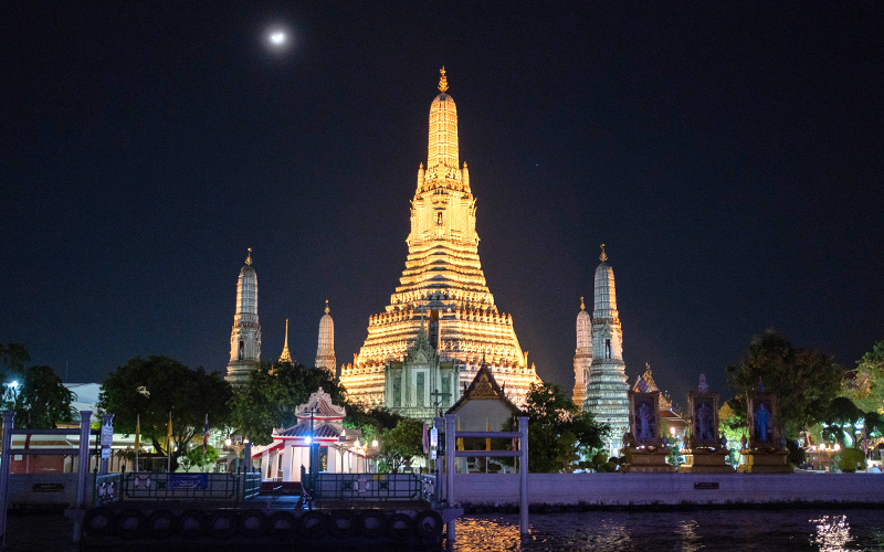 クルーズの合間に見える静けさの中に広がる夜の寺院