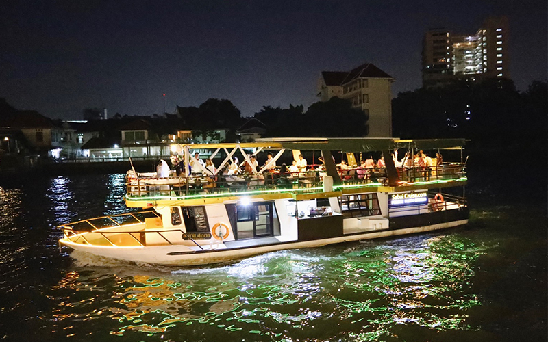 夜のバンコクを彩るライトアップクルーズ。夜景と共に素敵な時間をお過ごしください